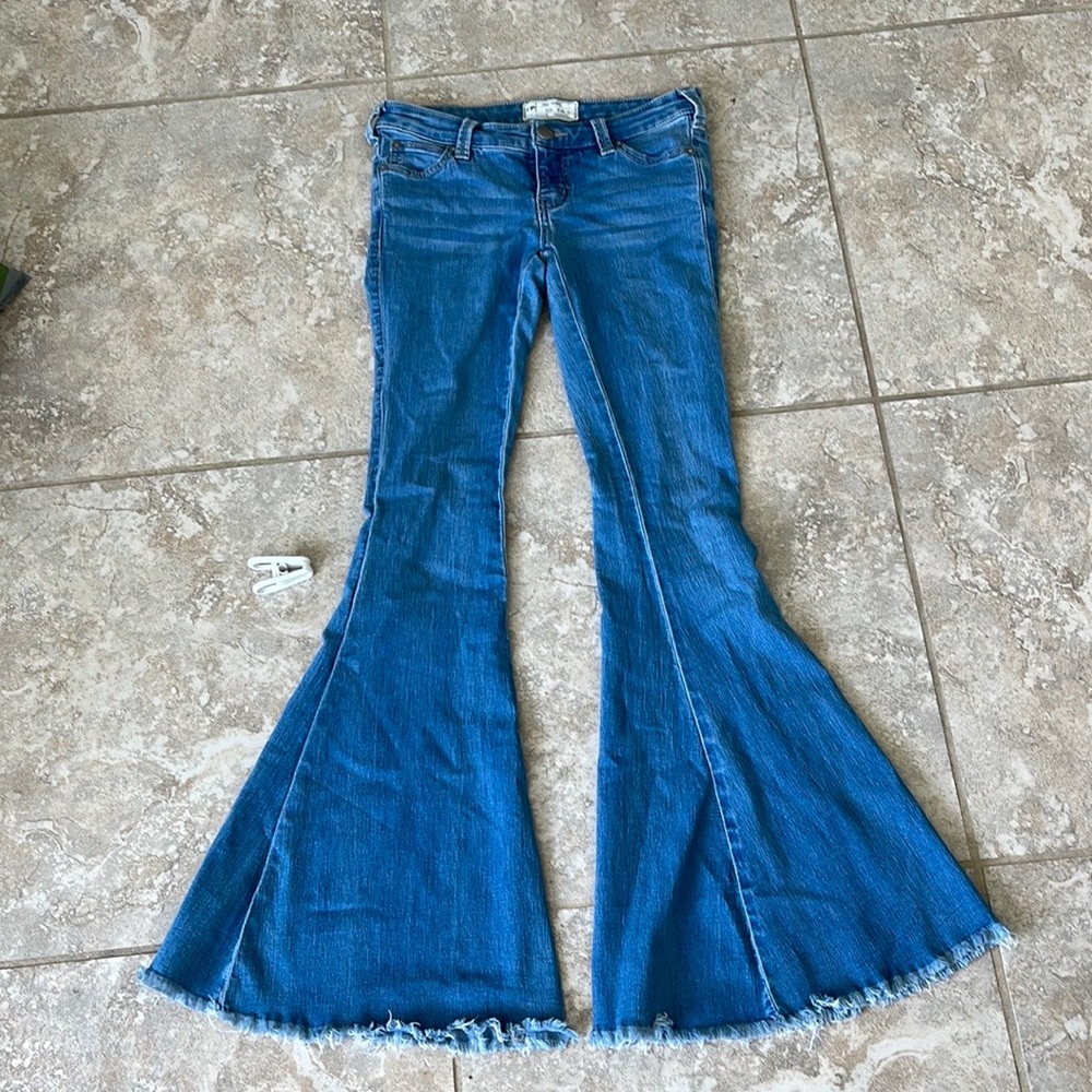 FREE PEOPLE
Medium wash raw Hem flare Bell bottoms Denim jeans Boho hippie 25